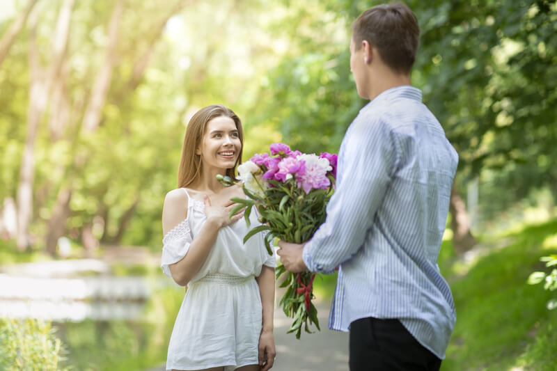 vriendin een bosje bloemen geven